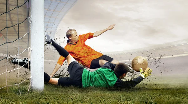 Shoot of football player and jump of goalkeeper on the field of — Stock Photo, Image