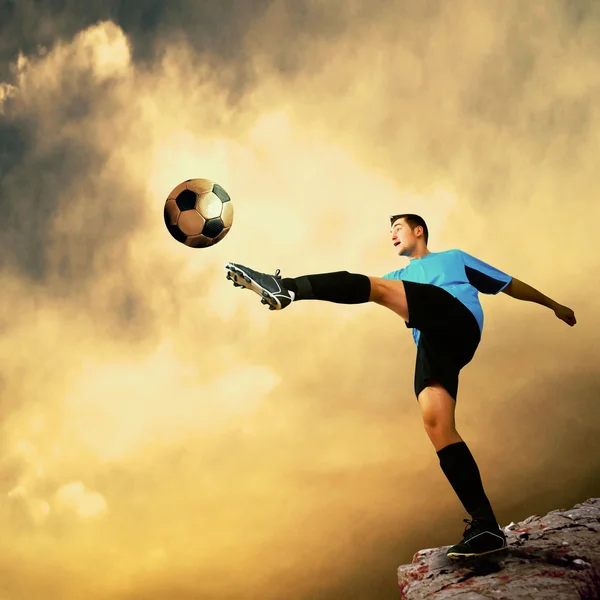 Footballeur sur le sommet de la montagne — Photo