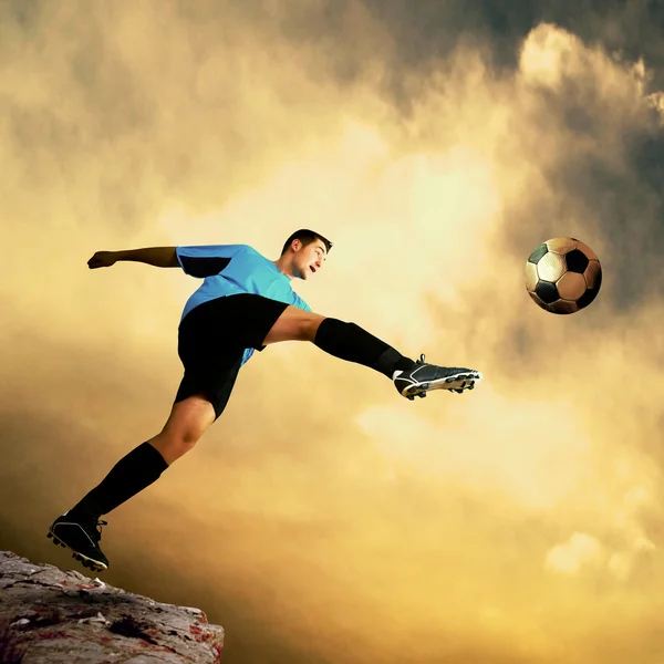 Futbolista en la cima de la montaña —  Fotos de Stock