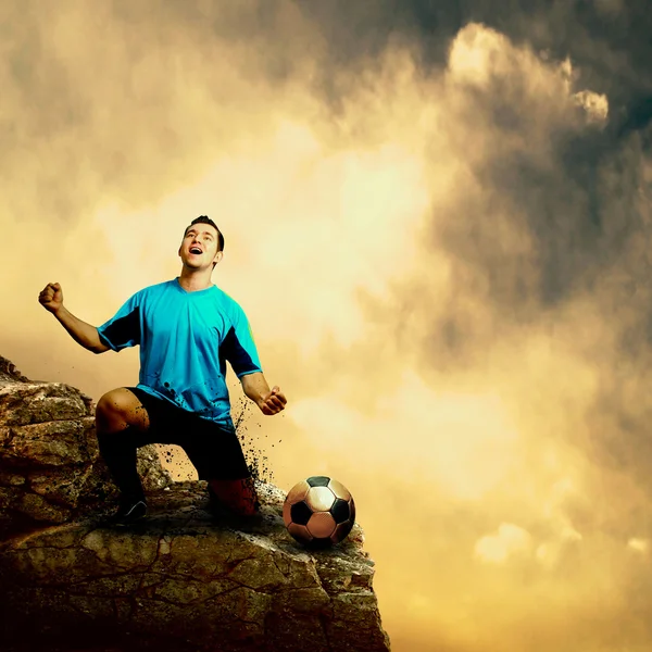 Fotbalista na vrcholu hory — Stock fotografie