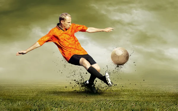 Schieten van football-speler op het veld buitenshuis — Stockfoto