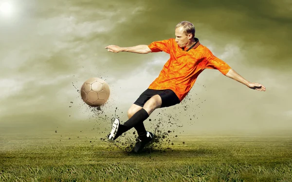 Lő a labdarúgó a szabadban mező — Stock Fotó