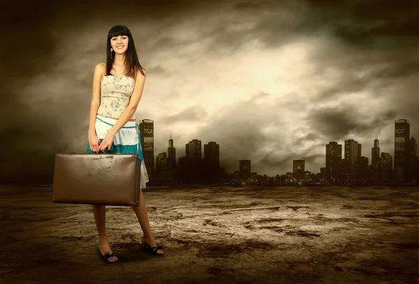 Jonge vrouw te wachten op de weg met haar vintage Bagage — Stockfoto