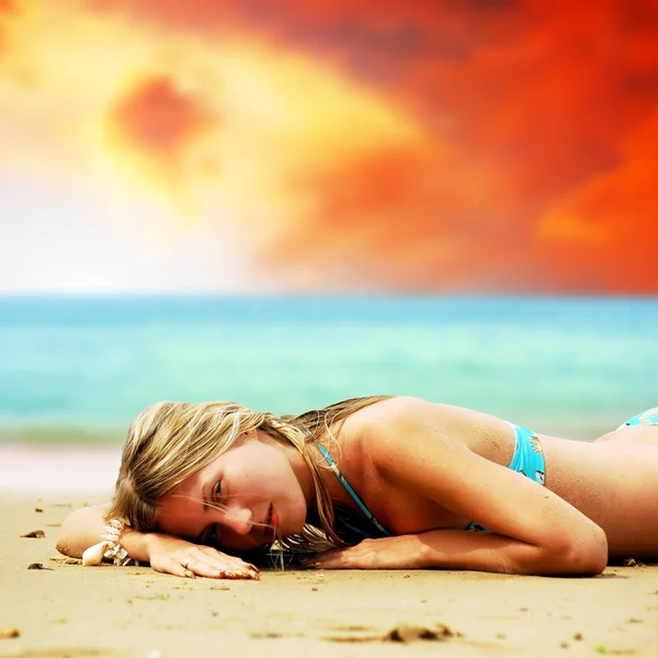 Молоді красиві жінки на сонячному тропічному пляжі в бікіні — стокове фото