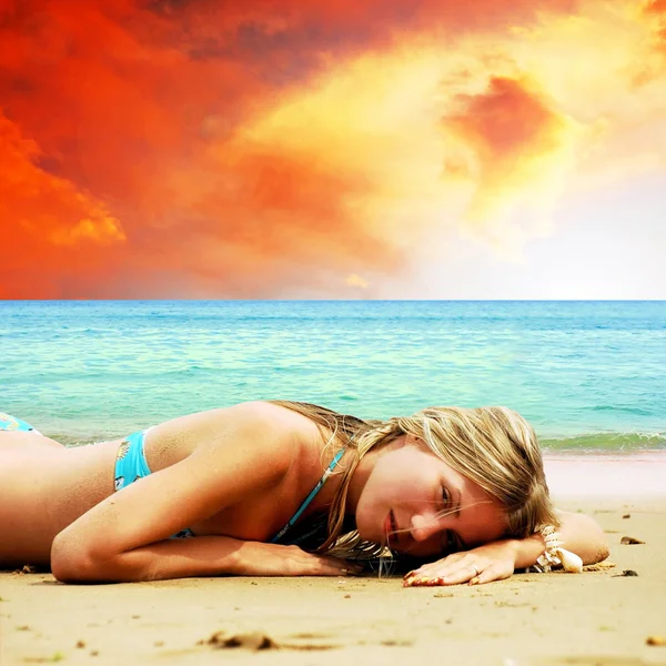 Mujeres hermosas jóvenes en la soleada playa tropical en bikini — Foto de Stock