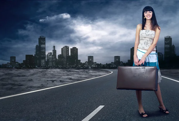 Jeune femme qui attend sur la route avec son bagage vintage — Photo