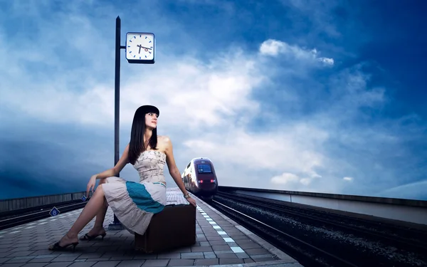 Tyttö odottaa juna laiturilla rautatieaseman — kuvapankkivalokuva