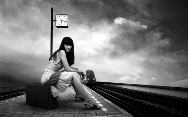 Menina trem de espera na plataforma da estação ferroviária — Fotografia de Stock