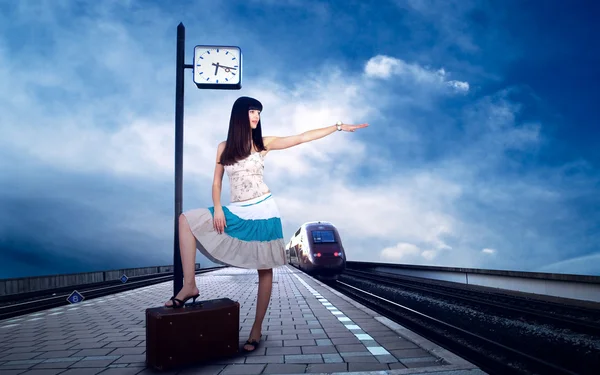 Meisje wachten trein op het perron van station — Stockfoto