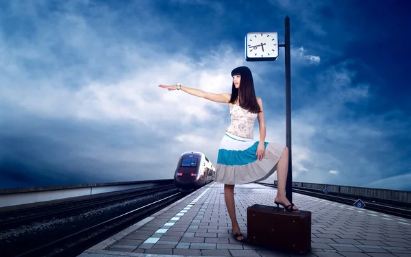 女孩等待火车铁路站在平台上 — 图库照片