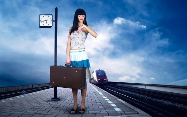 Kız bekleyen trenin tren istasyonu platformu — Stok fotoğraf