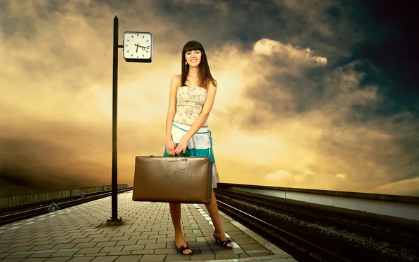 Lány vár vonat, a peronon, vasútállomás — Stock Fotó