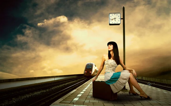 Τρένο περιμένει κορίτσι στην πλατφόρμα του σιδηροδρομικού σταθμού — Φωτογραφία Αρχείου