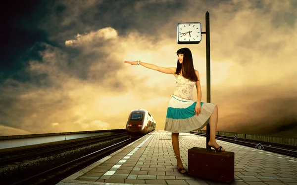 Mädchen wartet Zug am Bahnsteig des Bahnhofs — Stockfoto