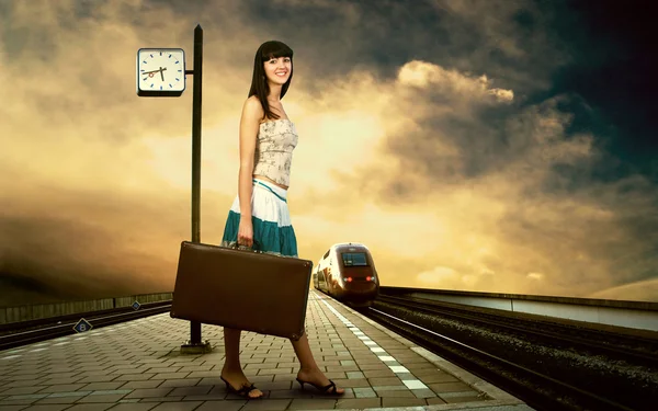 Mädchen wartet Zug am Bahnsteig des Bahnhofs — Stockfoto