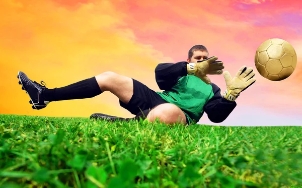 Стрибок футбольного воротаря на відкритому полі — стокове фото