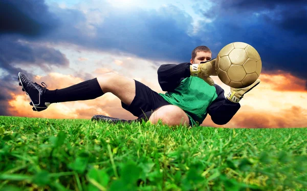 室外球场上的足球 goalman 跳转 — 图库照片