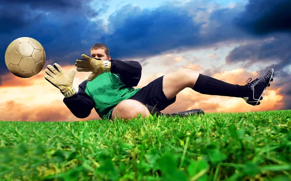 Hoppa av fotboll goalman på fältet utomhus — Stockfoto