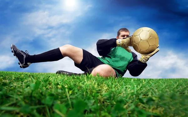Salto de goleiro de futebol no campo ao ar livre — Fotografia de Stock