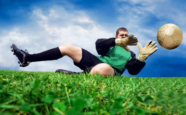 Стрибок футбольного воротаря на відкритому полі — стокове фото