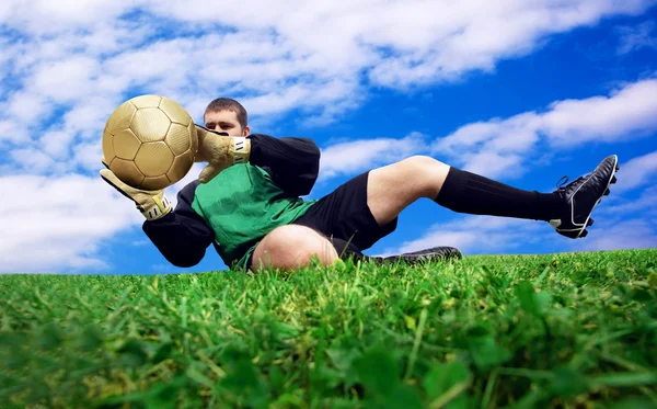 Sprong van voetbal goalman op het buiten veld — Stockfoto