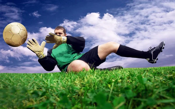 Salto de goleiro de futebol no campo ao ar livre — Fotografia de Stock
