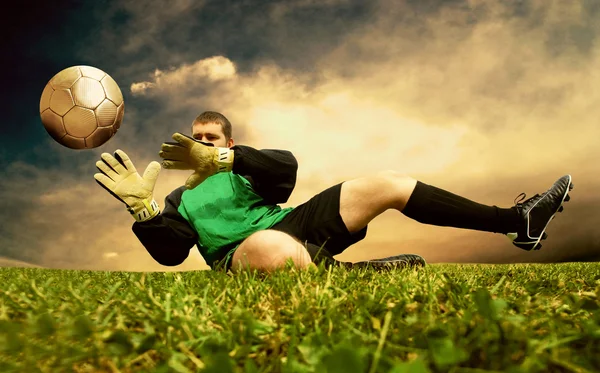 Skok z fotbalové goalman na venkovním hřišti — Stock fotografie