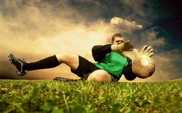 Salt de portar de fotbal pe teren în aer liber — Fotografie, imagine de stoc