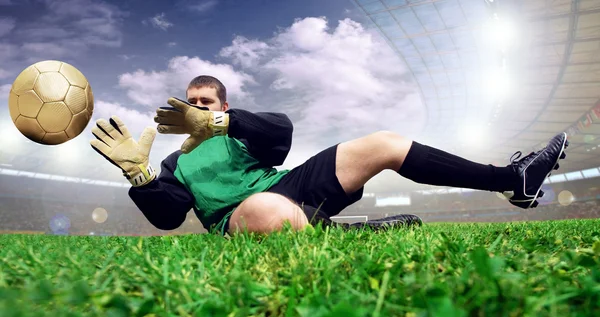 オリンピック スタジアムでサッカー goalman をジャンプします。 — ストック写真