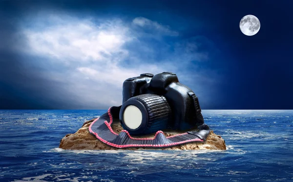 Tårta från choklad photocamera på ön i havet. — Stockfoto
