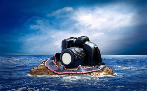 Cake from chocolate photocamera on the island in sea. — Stock Photo, Image