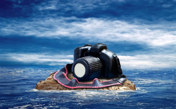Cake from chocolate photocamera on the island in sea. — Zdjęcie stockowe