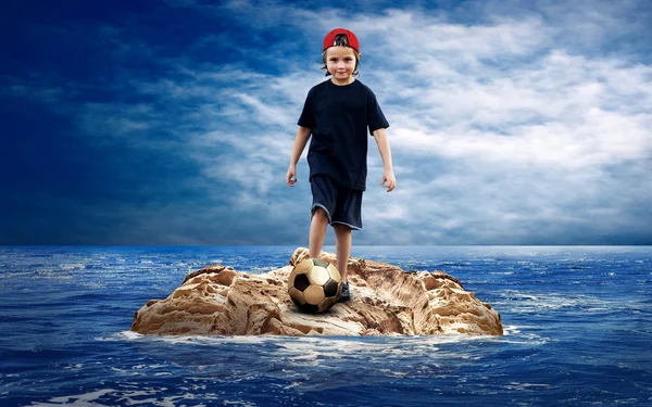 海の島に soccerball を持つ子供. — ストック写真