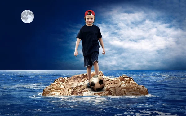 Criança com soccerball na ilha no mar . — Fotografia de Stock