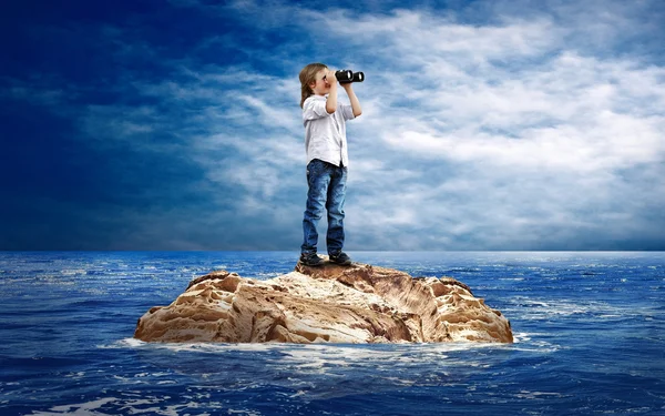 Kind met eyesglass op het eiland in zee. — Stockfoto