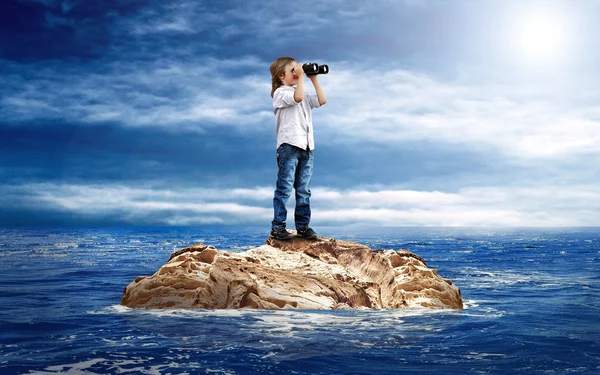 Dítě s eyesglass na ostrově v moři. — Stock fotografie