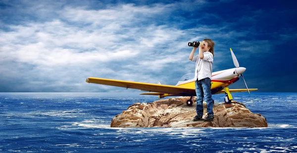 Kind met vliegtuig op het eiland in zee. — Stockfoto