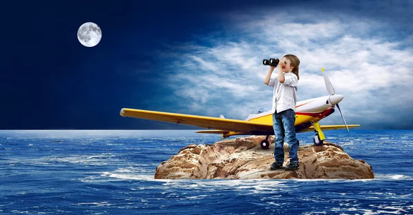 Kind met vliegtuig op het eiland in zee. — Stockfoto