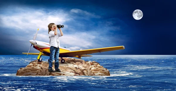 Bambino con aeroplano sull'isola in mare . — Foto Stock