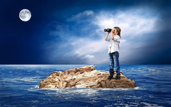 Dítě s eyesglass na ostrově v moři. — Stock fotografie