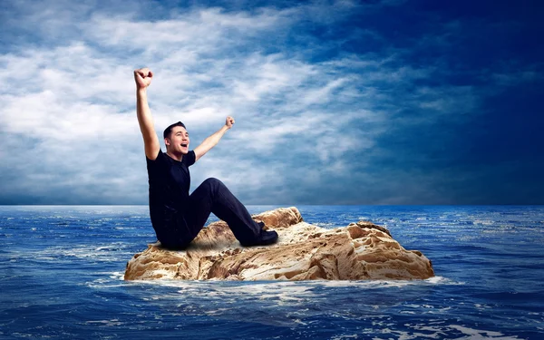 Mannen på ön i havet. — Stockfoto