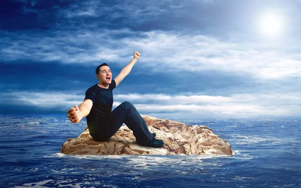 Muž na ostrově v moři. — Stock fotografie