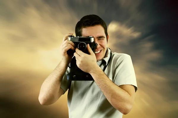 Vintage fotoğraf makinesi ile mutluluk adam — Stok fotoğraf