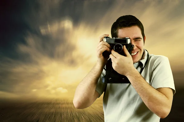 Szczęście człowieka aparatem zdjęcia archiwalne — Zdjęcie stockowe