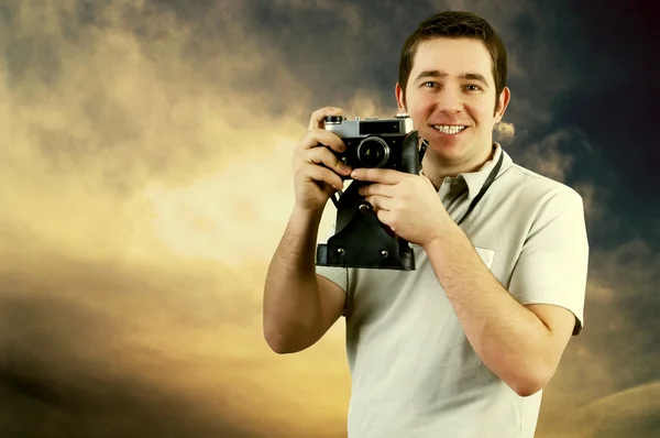 Щастя чоловік з старовинною фотокамерою — стокове фото