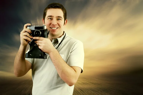 Lykkelig mann med gammelt fotokamera – stockfoto