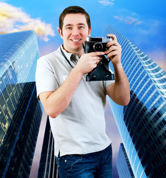 Felicidad hombre con cámara de fotos vintage . — Foto de Stock