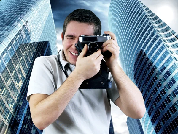 Glücklicher Mann mit Oldtimer-Fotokamera — Stockfoto