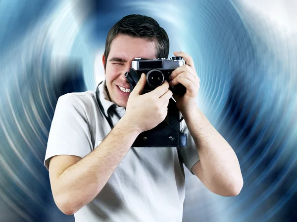ビンテージ写真カメラを持つ幸せ人 — ストック写真