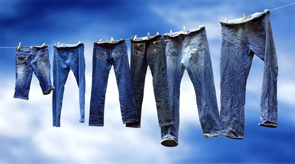 Jeans op een waslijn drogen — Stockfoto